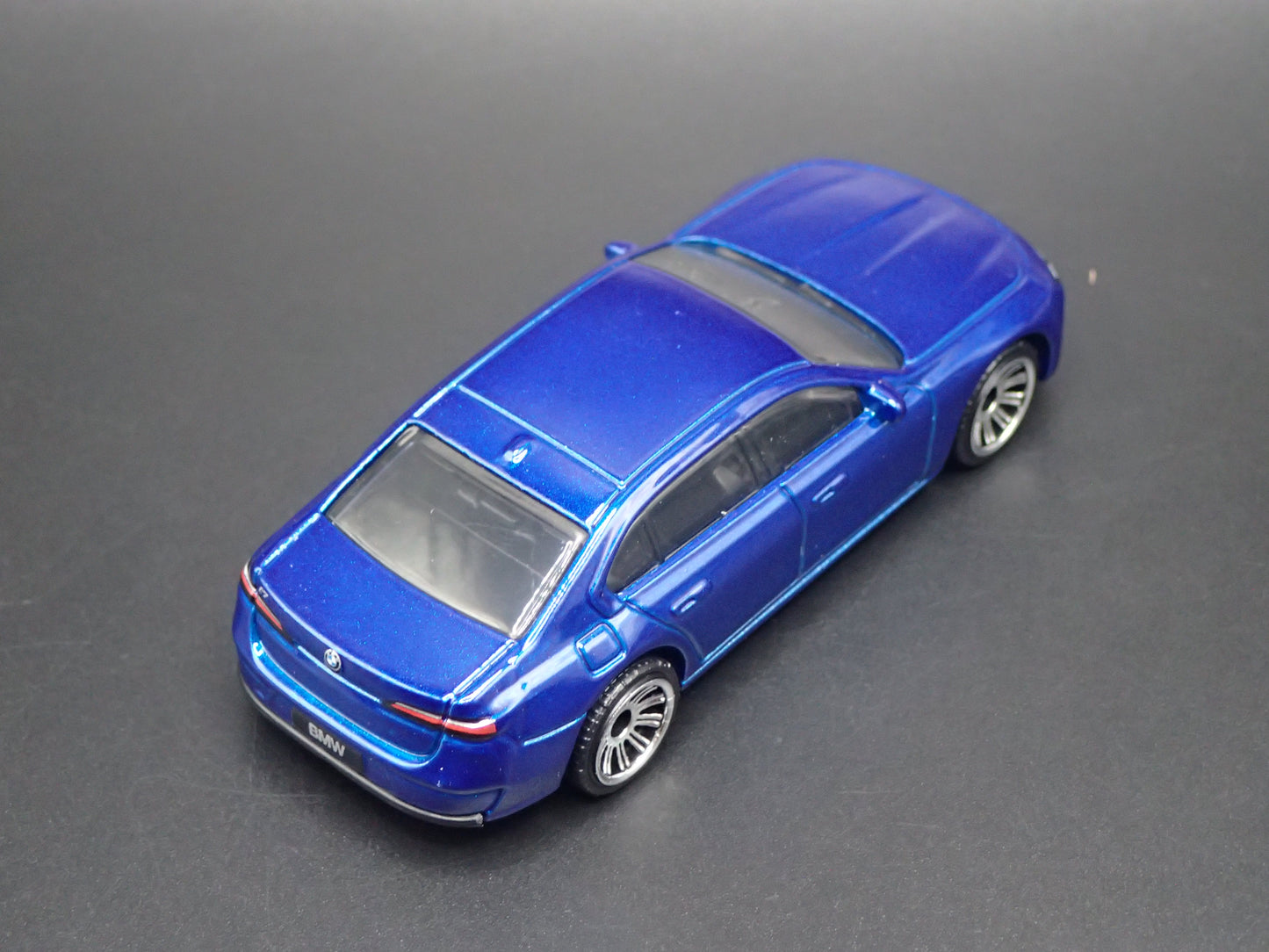2022-2026 BMW 7 SERIES G70 BLUE 1:64 SCALE COLLECTIBLE DIORAMA DIECAST MODEL CAR