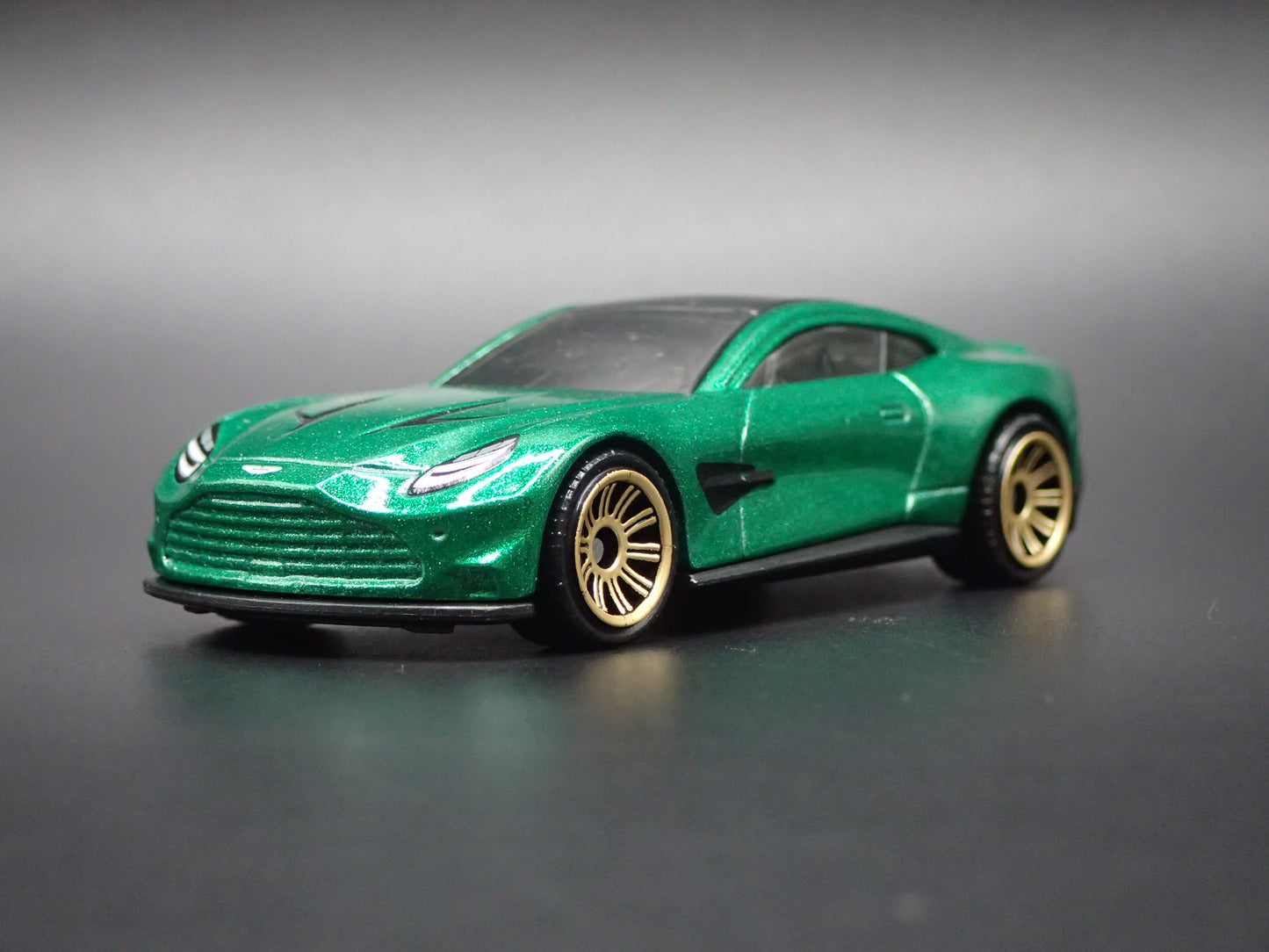 2024-2026 ASTON MARTIN VANQUISH GREEN 1/64 SCALE COLLECTIBLE DIECAST MODEL CAR