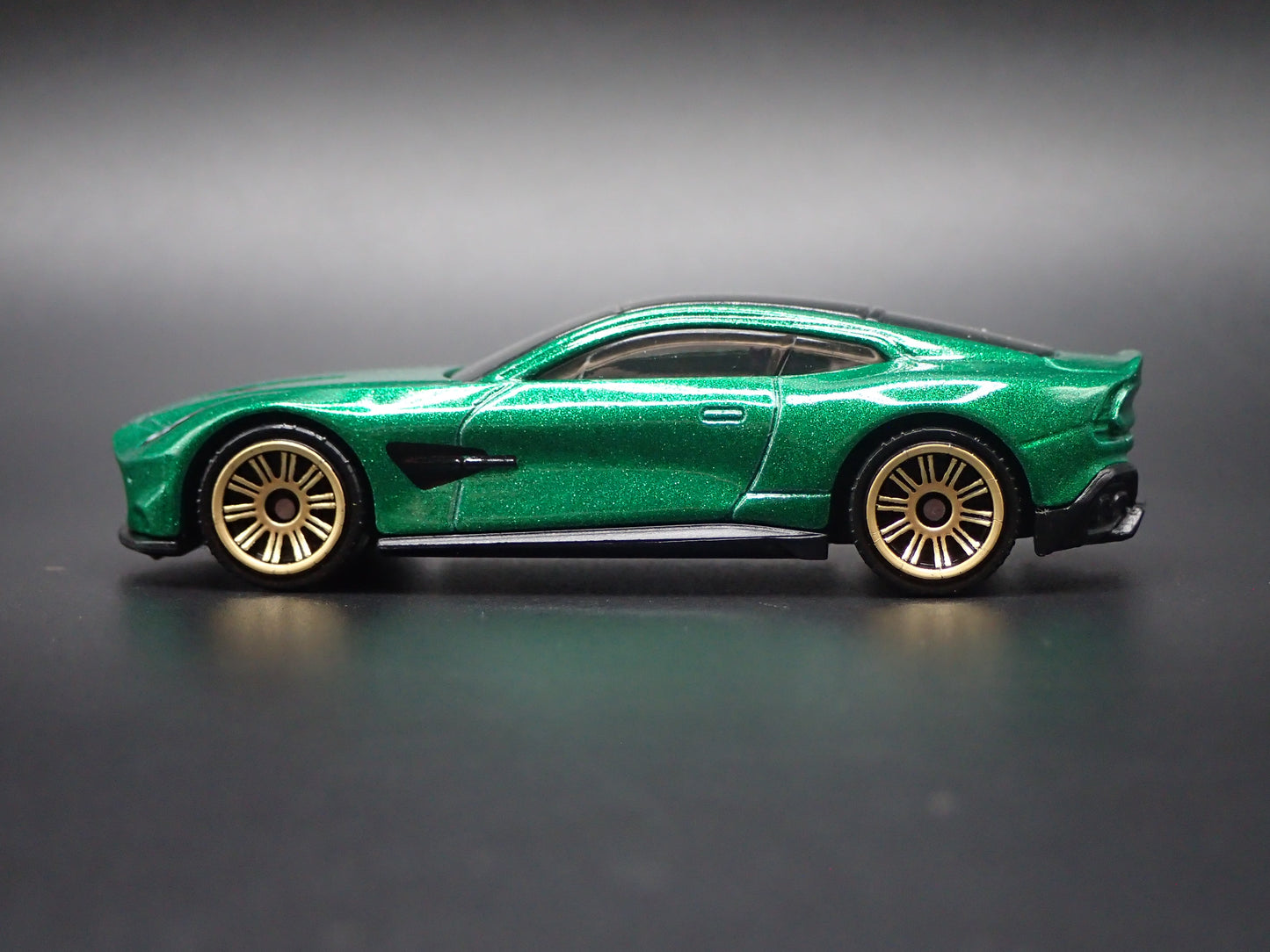 2024-2026 ASTON MARTIN VANQUISH GREEN 1/64 SCALE COLLECTIBLE DIECAST MODEL CAR