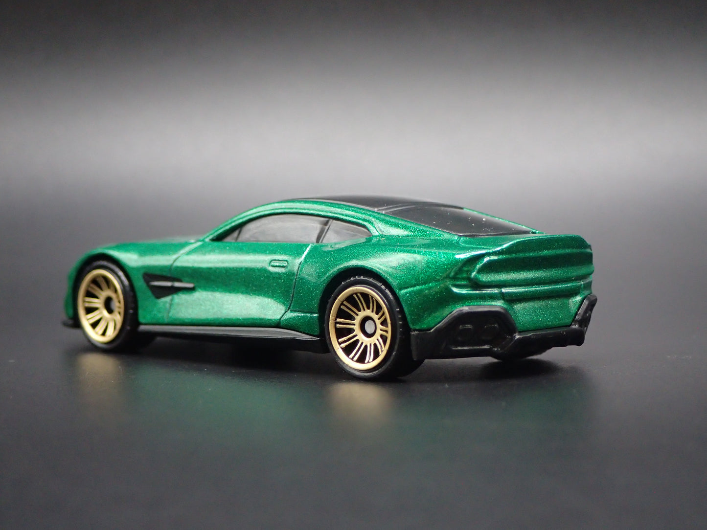 2024-2026 ASTON MARTIN VANQUISH GREEN 1/64 SCALE COLLECTIBLE DIECAST MODEL CAR