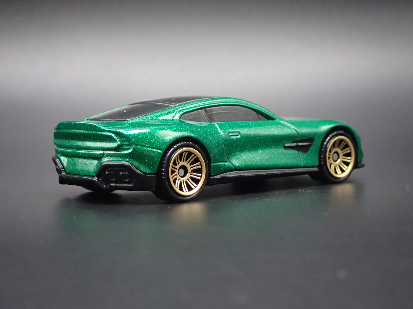 2024-2026 ASTON MARTIN VANQUISH GREEN 1/64 SCALE COLLECTIBLE DIECAST MODEL CAR
