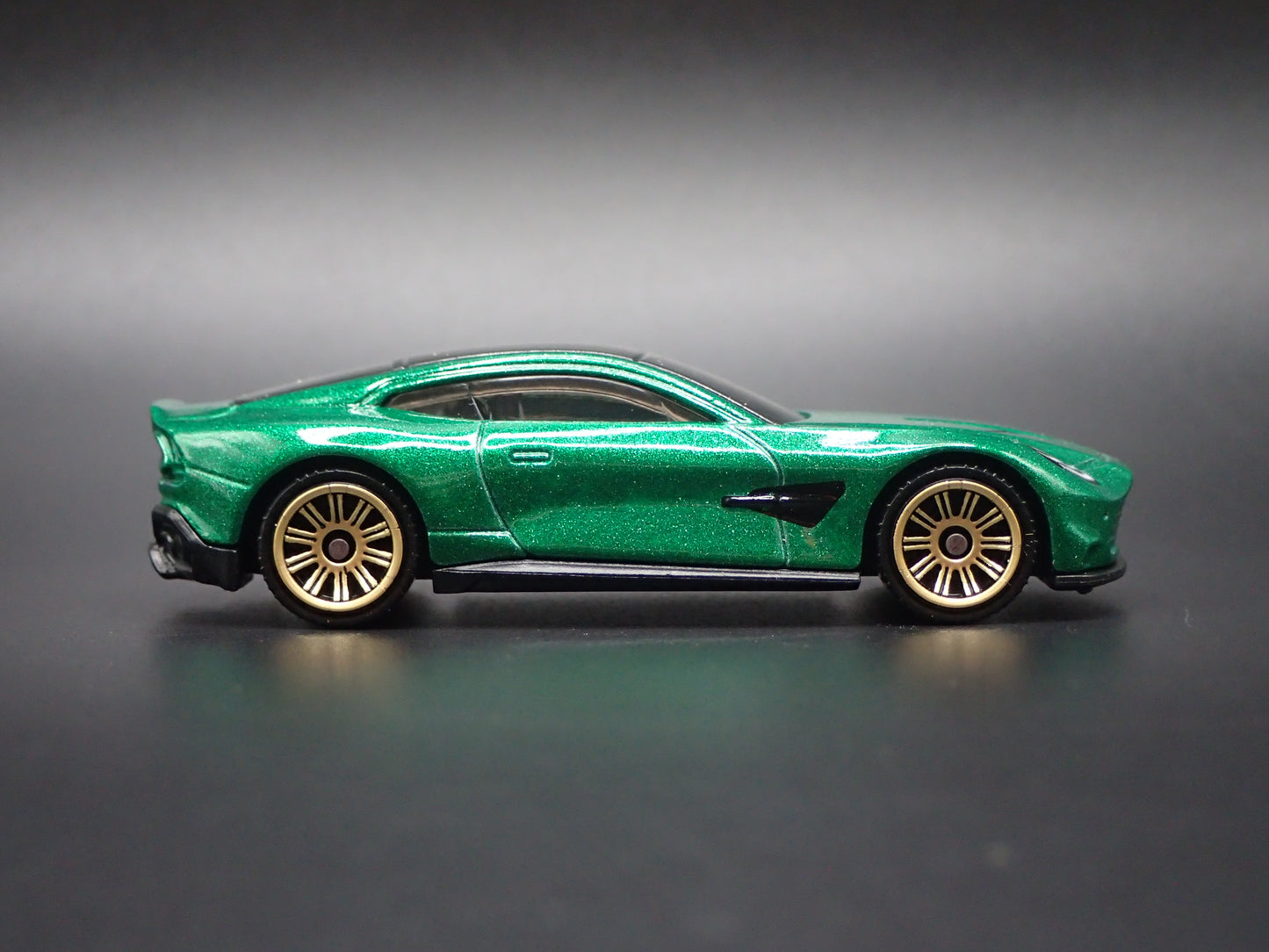 2024-2026 ASTON MARTIN VANQUISH GREEN 1/64 SCALE COLLECTIBLE DIECAST MODEL CAR