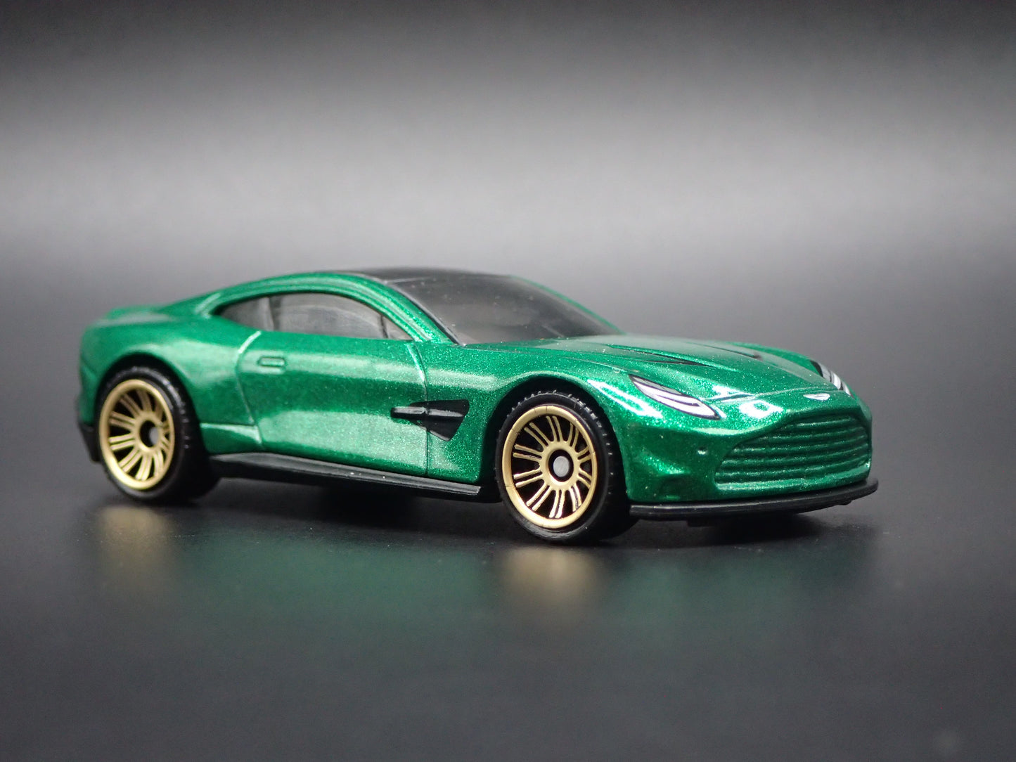 2024-2026 ASTON MARTIN VANQUISH GREEN 1/64 SCALE COLLECTIBLE DIECAST MODEL CAR