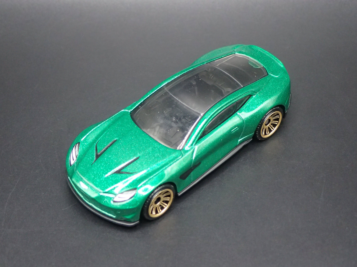 2024-2026 ASTON MARTIN VANQUISH GREEN 1/64 SCALE COLLECTIBLE DIECAST MODEL CAR