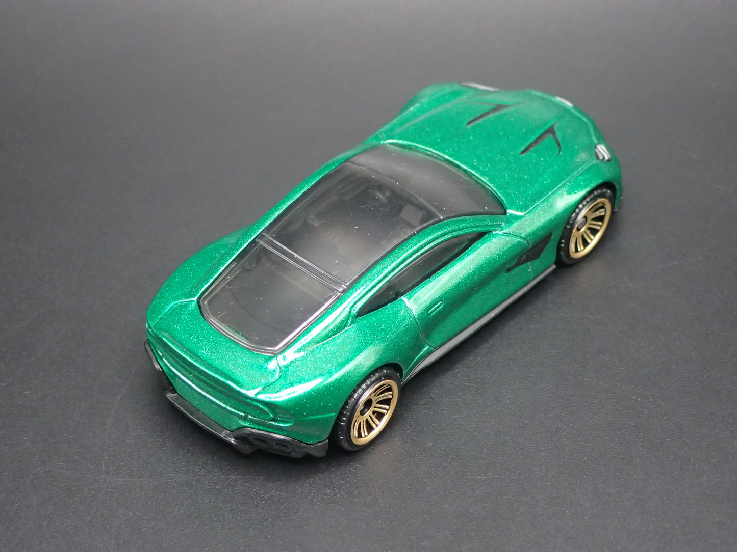 2024-2026 ASTON MARTIN VANQUISH GREEN 1/64 SCALE COLLECTIBLE DIECAST MODEL CAR