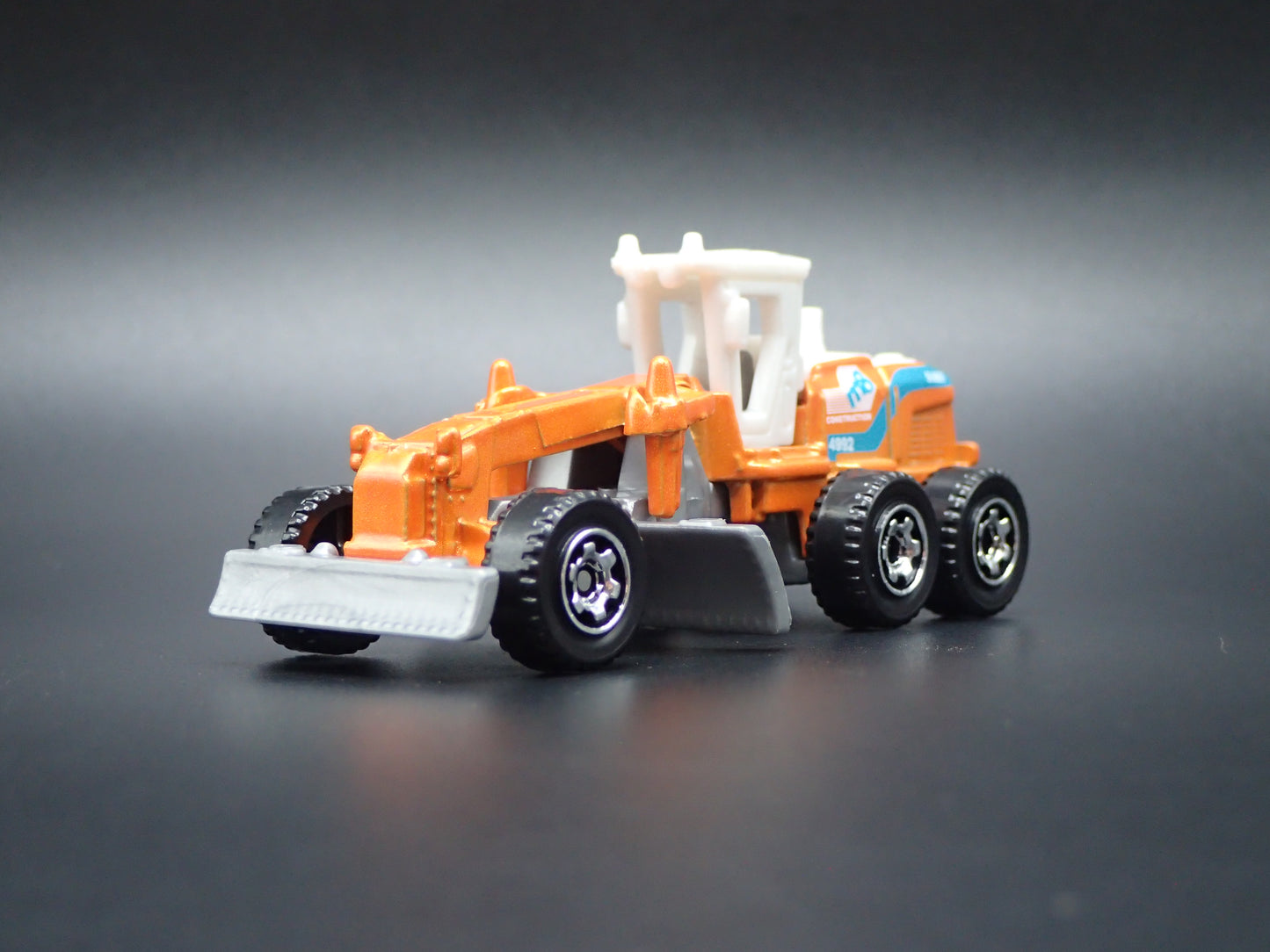 ROAD GRADER CONSTRUCTION VEHICLE 1:64 MB SCALE COLLECTIBLE DIECAST MODEL CAR