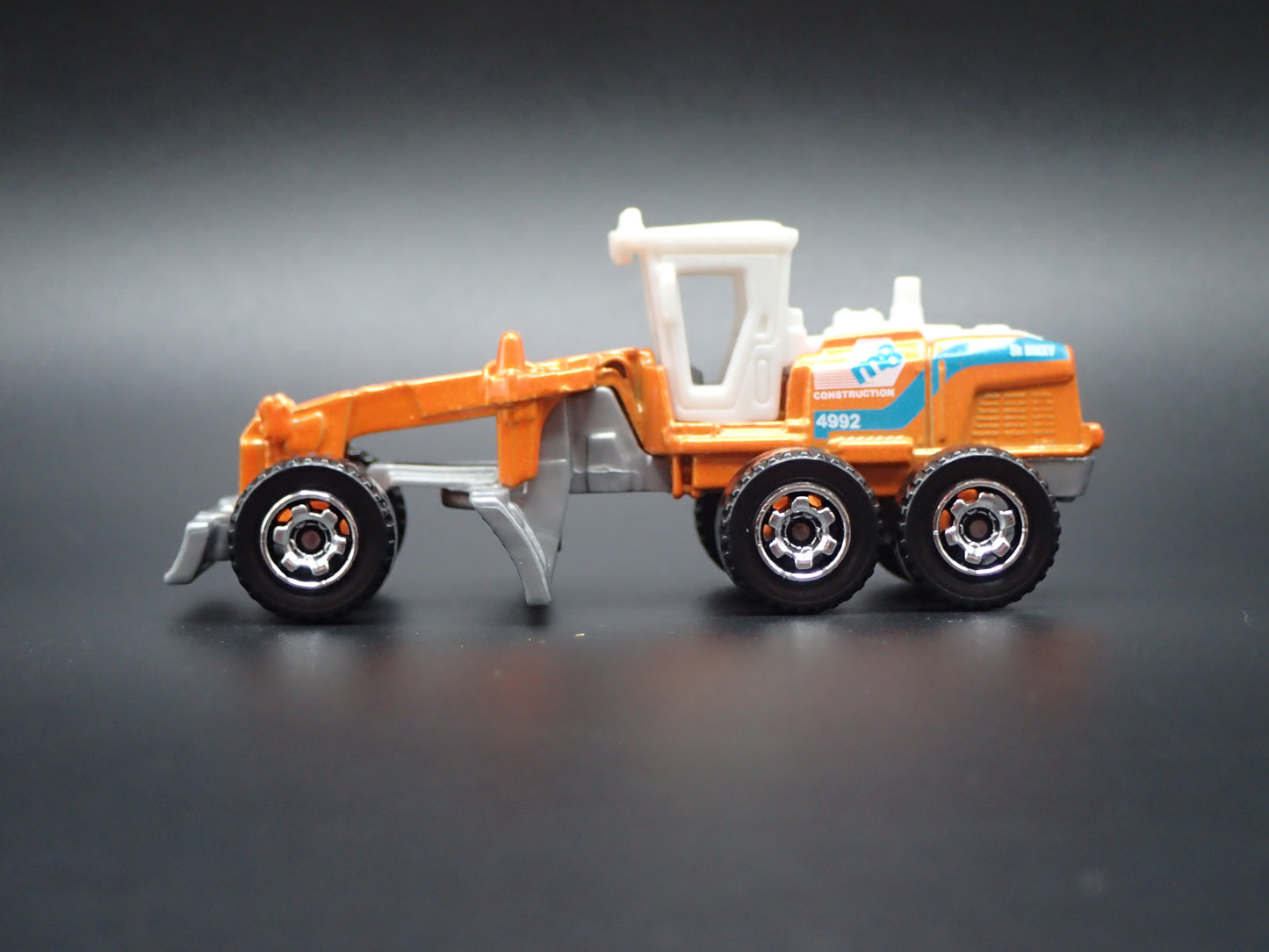 ROAD GRADER CONSTRUCTION VEHICLE 1:64 MB SCALE COLLECTIBLE DIECAST MODEL CAR