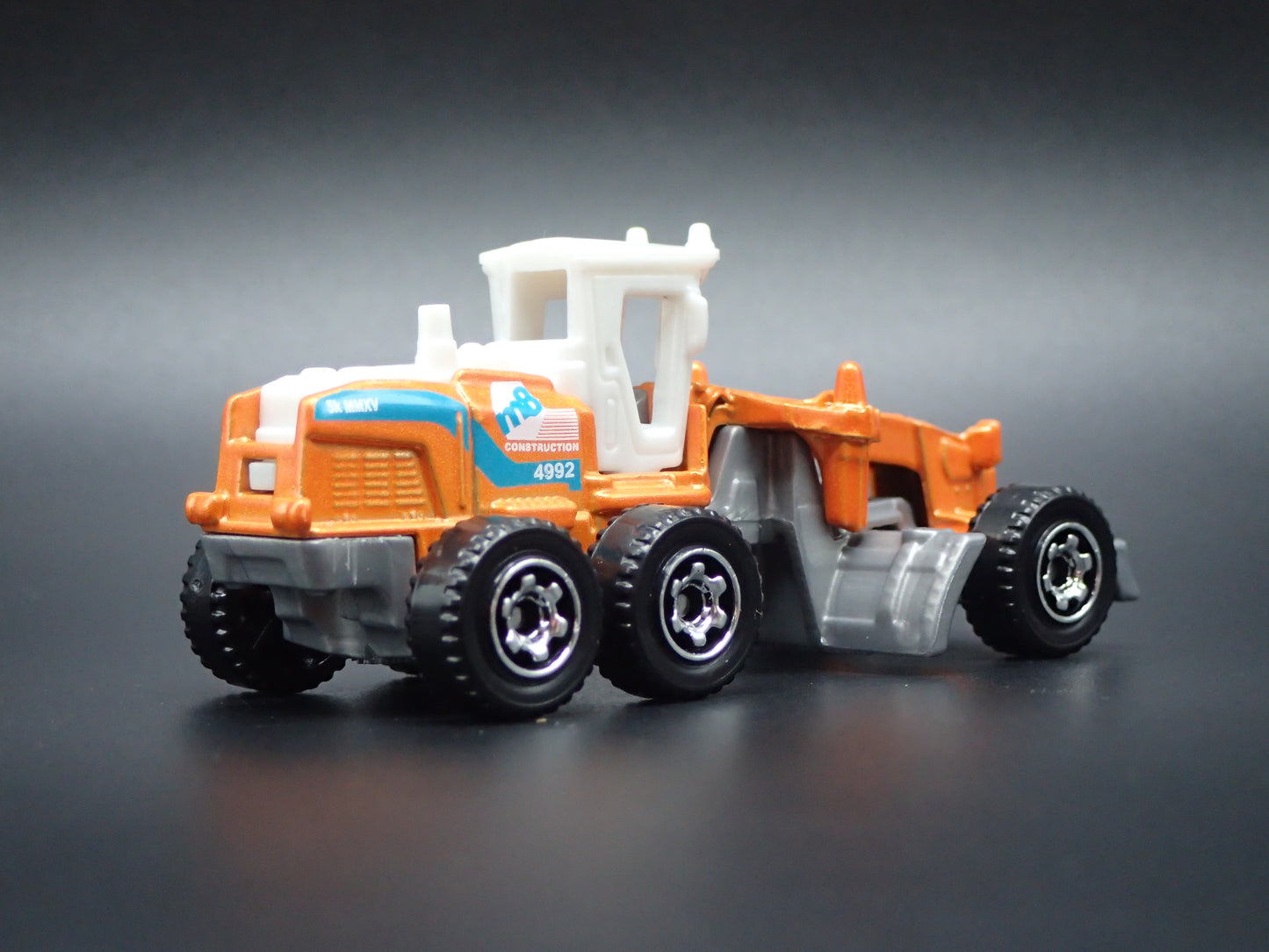 ROAD GRADER CONSTRUCTION VEHICLE 1:64 MB SCALE COLLECTIBLE DIECAST MODEL CAR