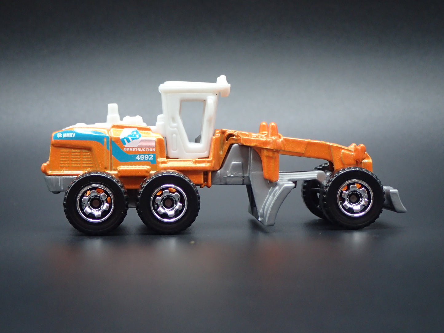 ROAD GRADER CONSTRUCTION VEHICLE 1:64 MB SCALE COLLECTIBLE DIECAST MODEL CAR