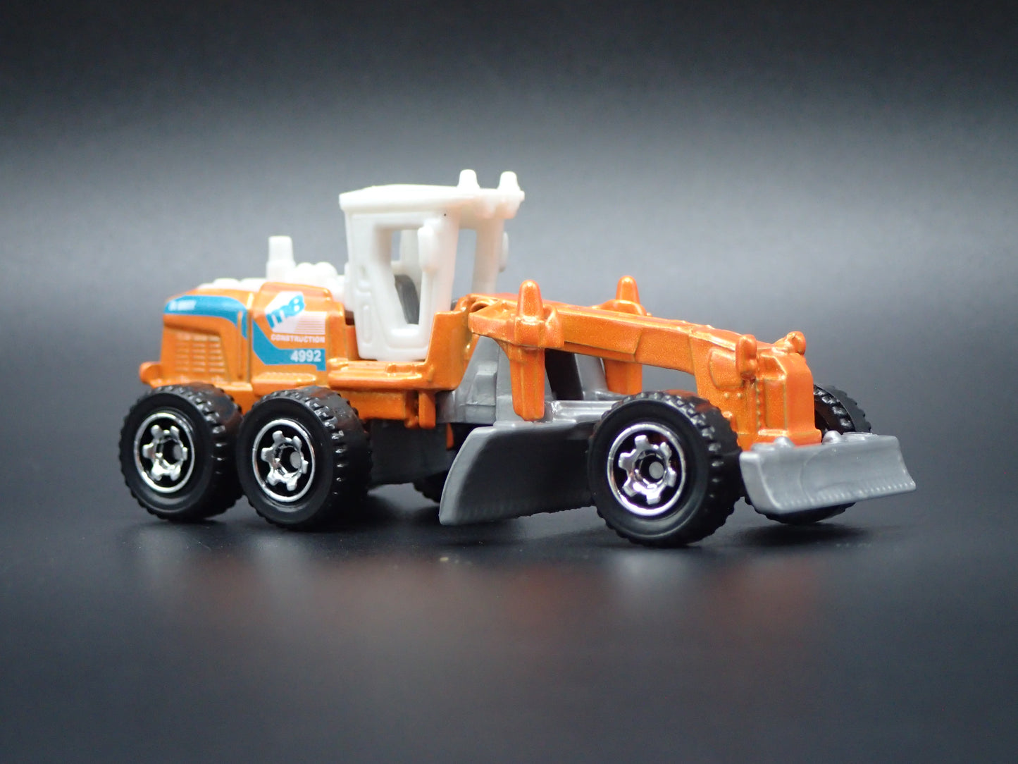 ROAD GRADER CONSTRUCTION VEHICLE 1:64 MB SCALE COLLECTIBLE DIECAST MODEL CAR