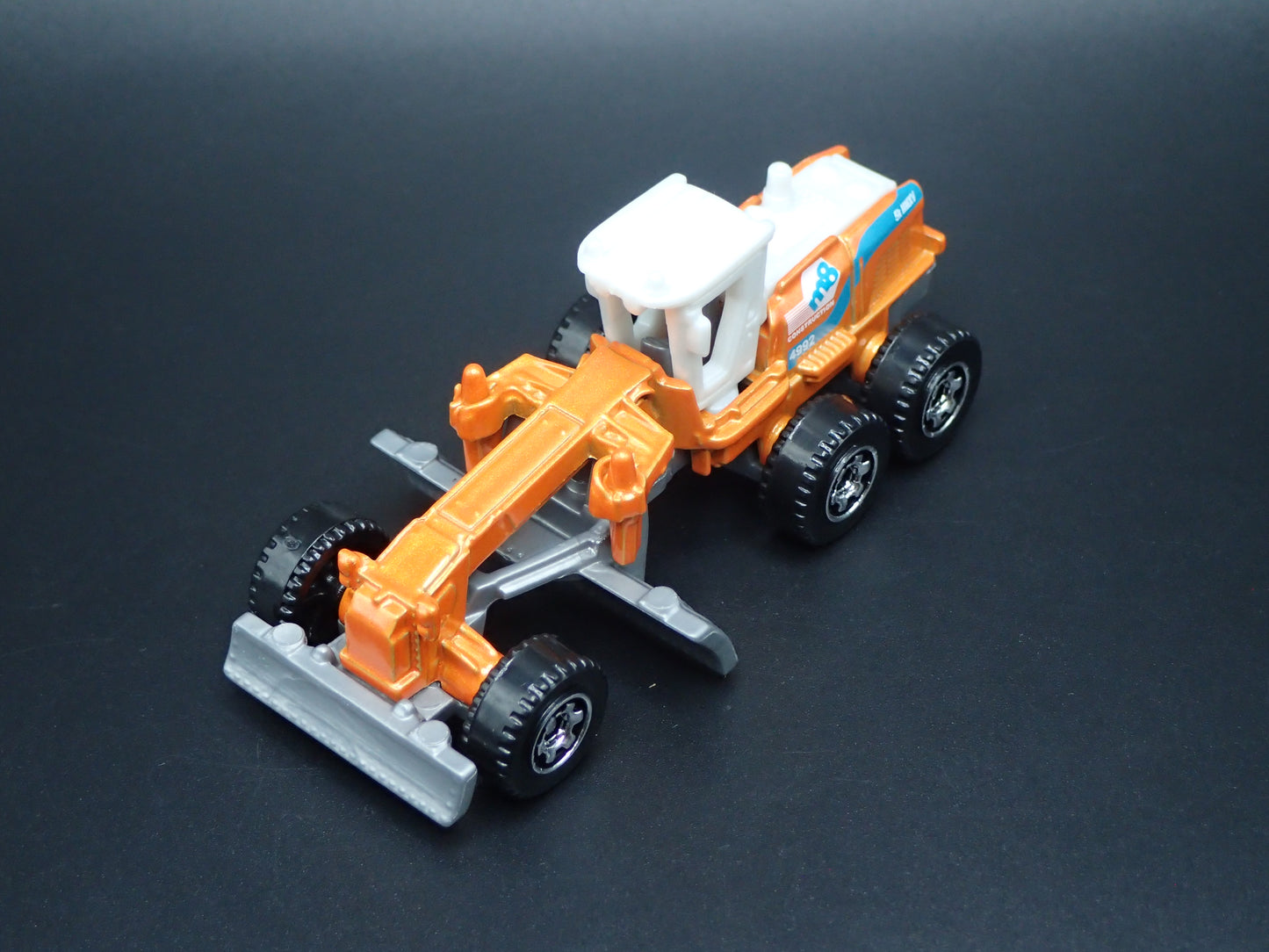 ROAD GRADER CONSTRUCTION VEHICLE 1:64 MB SCALE COLLECTIBLE DIECAST MODEL CAR