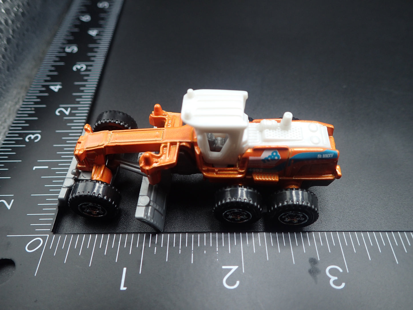ROAD GRADER CONSTRUCTION VEHICLE 1:64 MB SCALE COLLECTIBLE DIECAST MODEL CAR