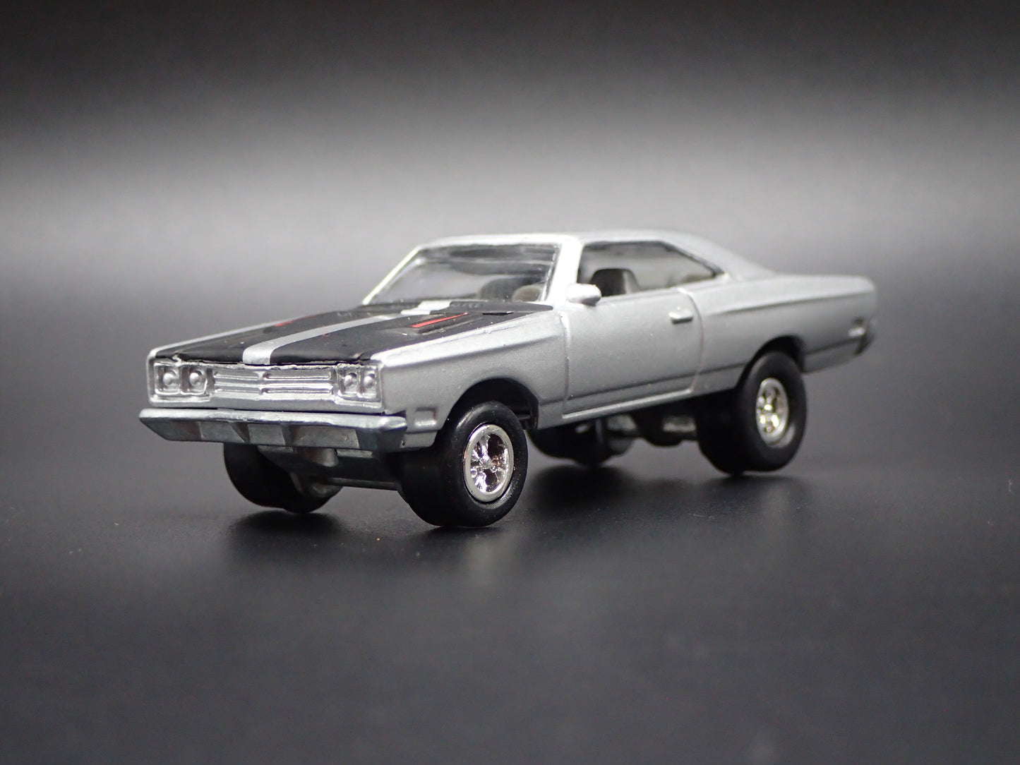 1969 69 PLYMOUTH ROAD RUNNER 1/64 SCALE COLLECTIBLE DIORAMA DIECAST MODEL CAR