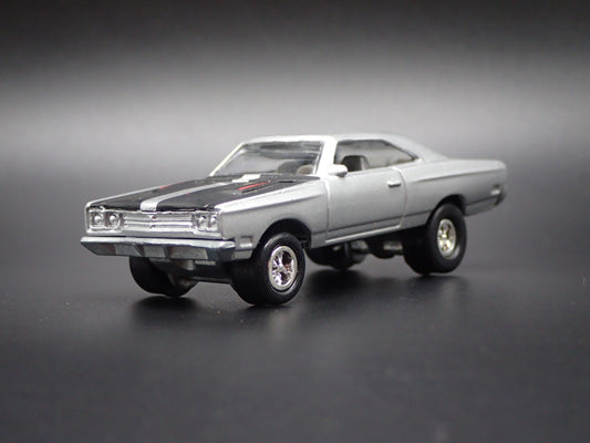 1969 69 PLYMOUTH ROAD RUNNER 1/64 SCALE COLLECTIBLE DIORAMA DIECAST MODEL CAR