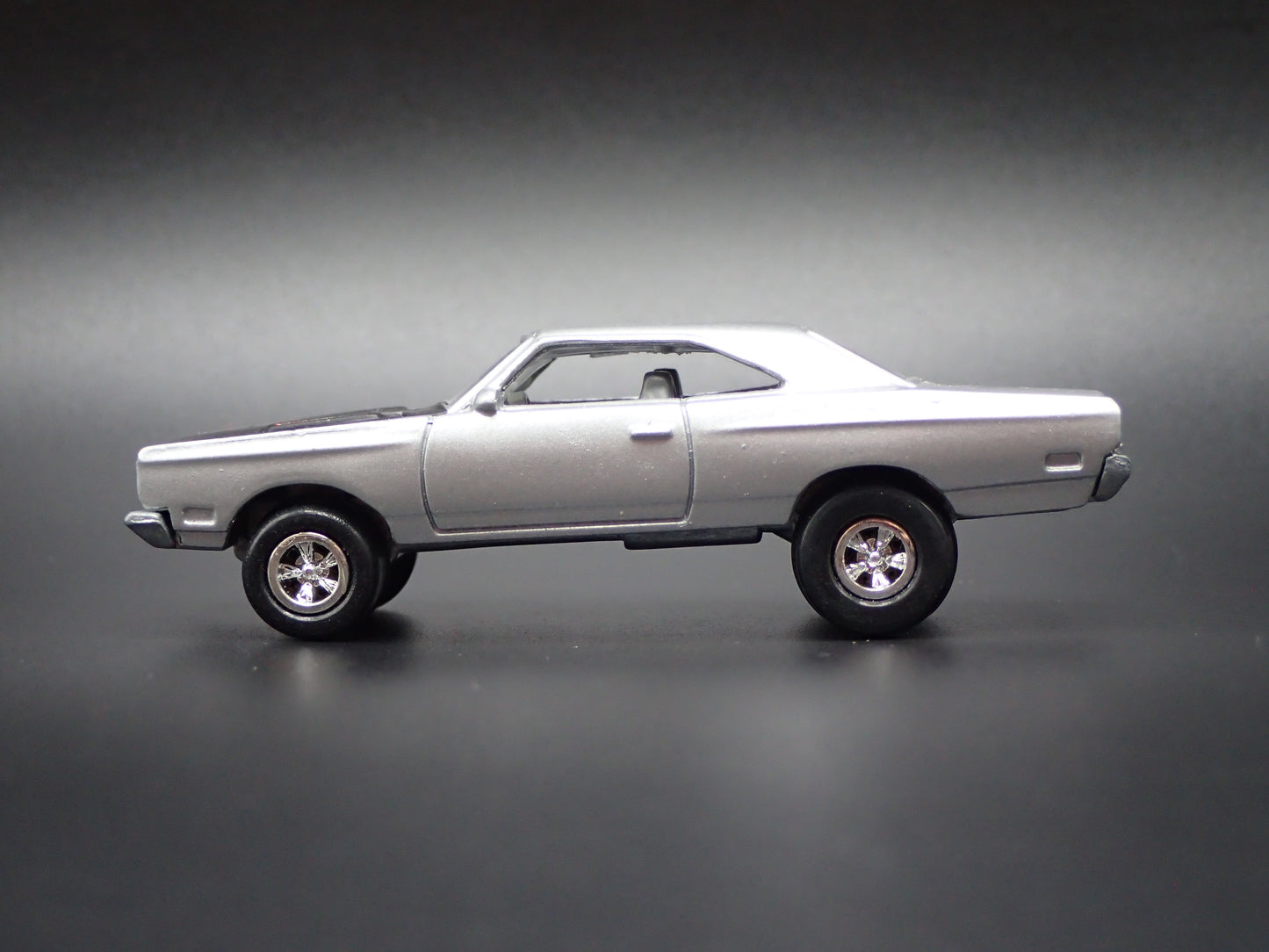 1969 69 PLYMOUTH ROAD RUNNER 1/64 SCALE COLLECTIBLE DIORAMA DIECAST MODEL CAR