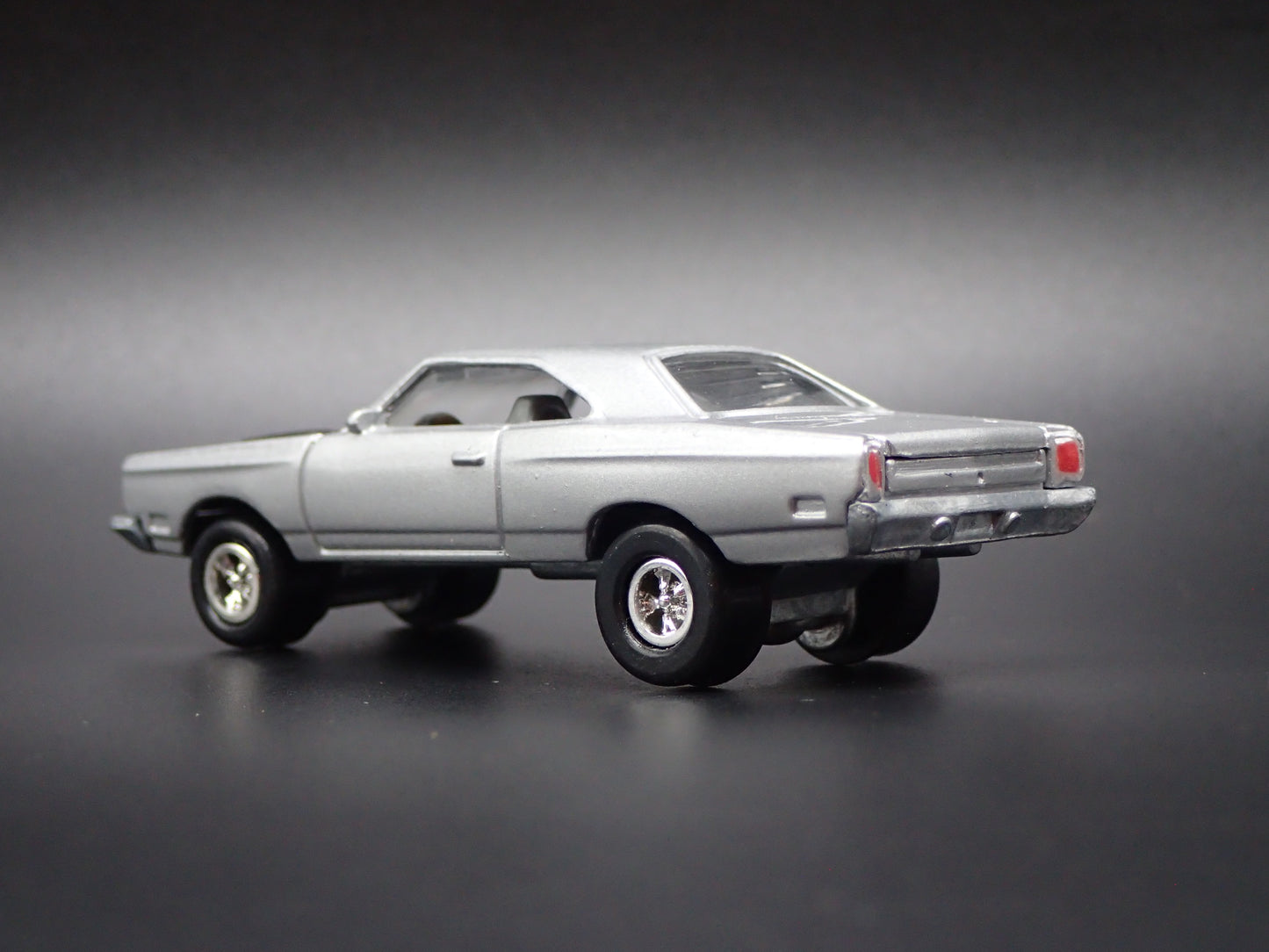 1969 69 PLYMOUTH ROAD RUNNER 1/64 SCALE COLLECTIBLE DIORAMA DIECAST MODEL CAR
