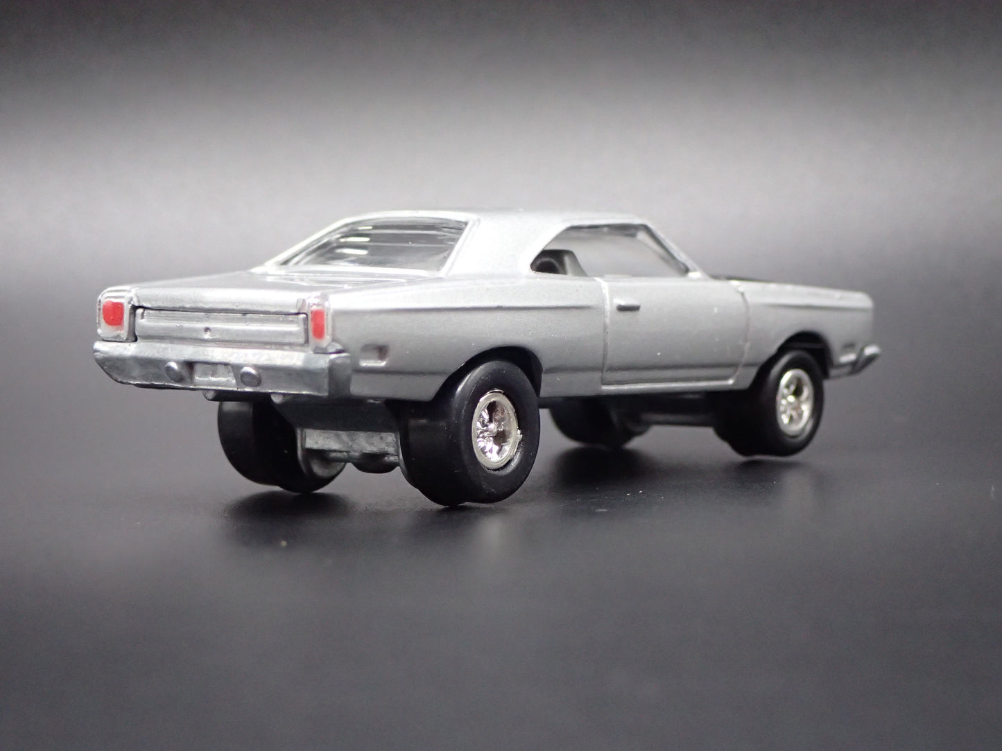 1969 69 PLYMOUTH ROAD RUNNER 1/64 SCALE COLLECTIBLE DIORAMA DIECAST MODEL CAR