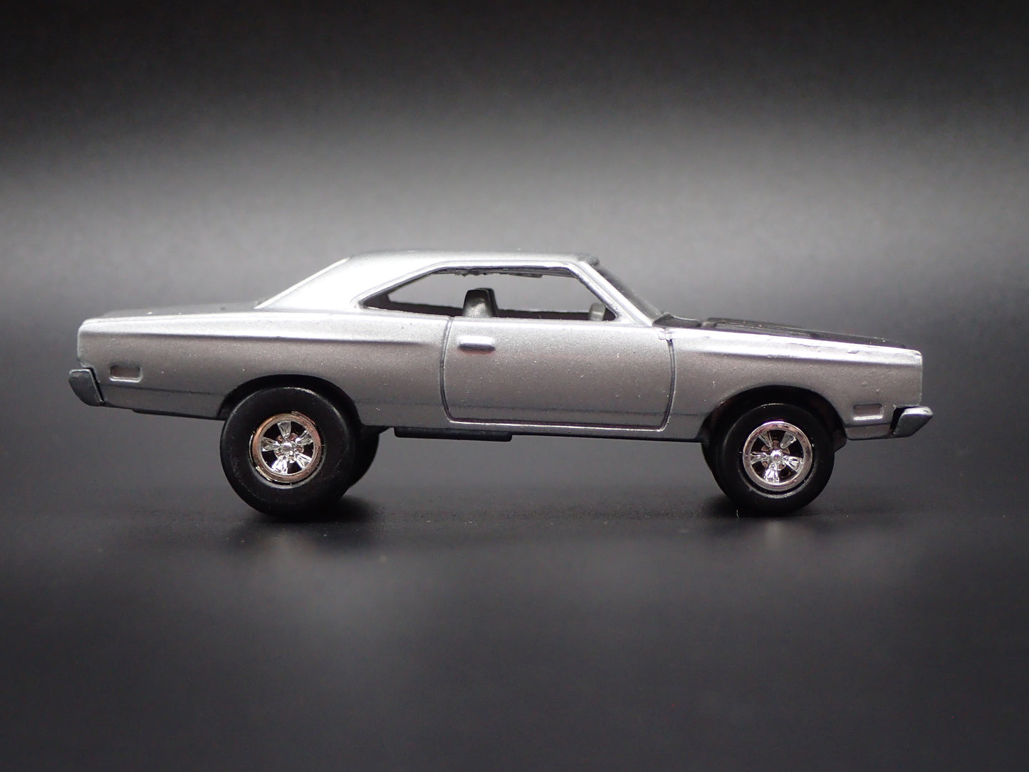 1969 69 PLYMOUTH ROAD RUNNER 1/64 SCALE COLLECTIBLE DIORAMA DIECAST MODEL CAR