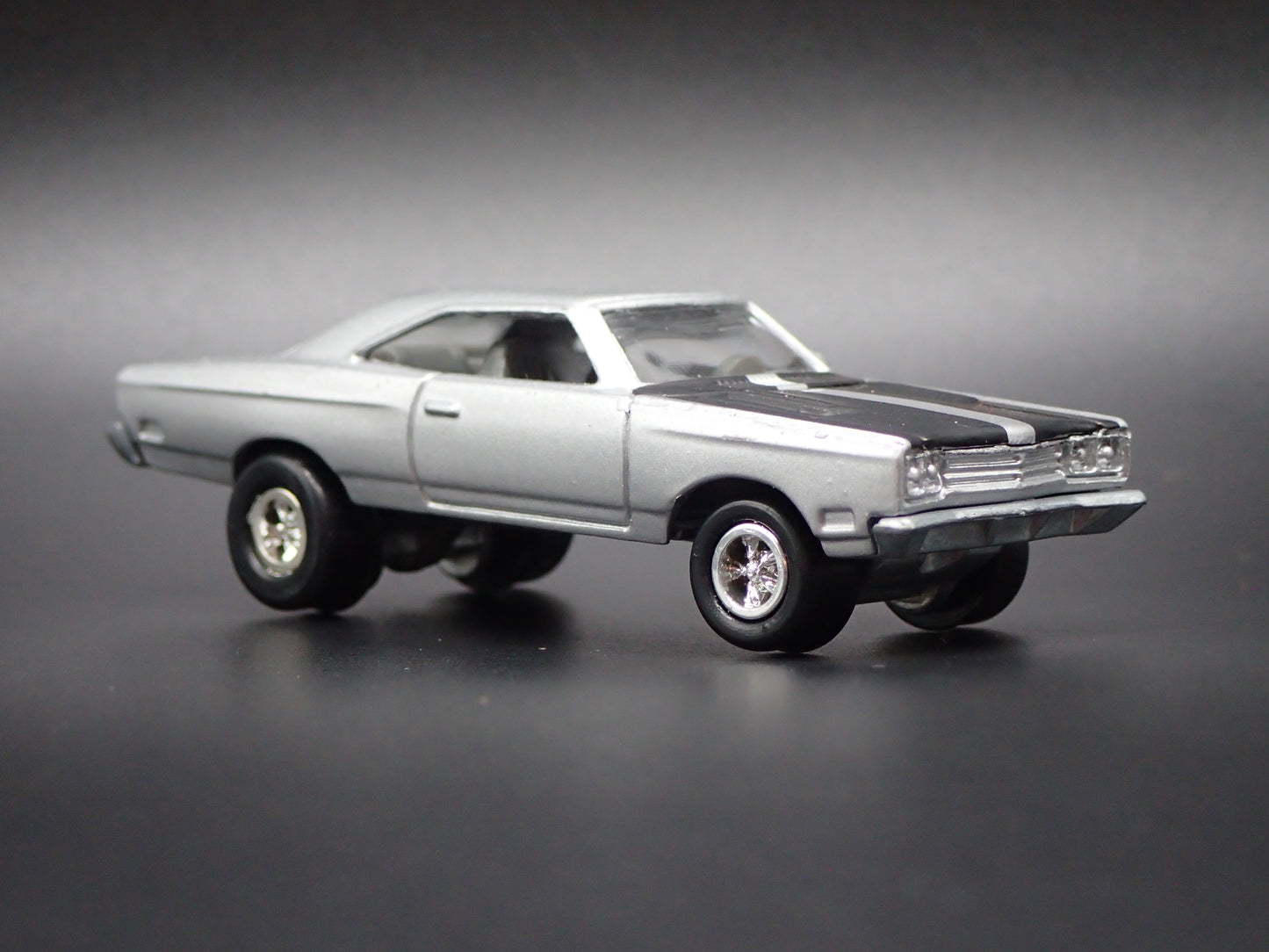 1969 69 PLYMOUTH ROAD RUNNER 1/64 SCALE COLLECTIBLE DIORAMA DIECAST MODEL CAR