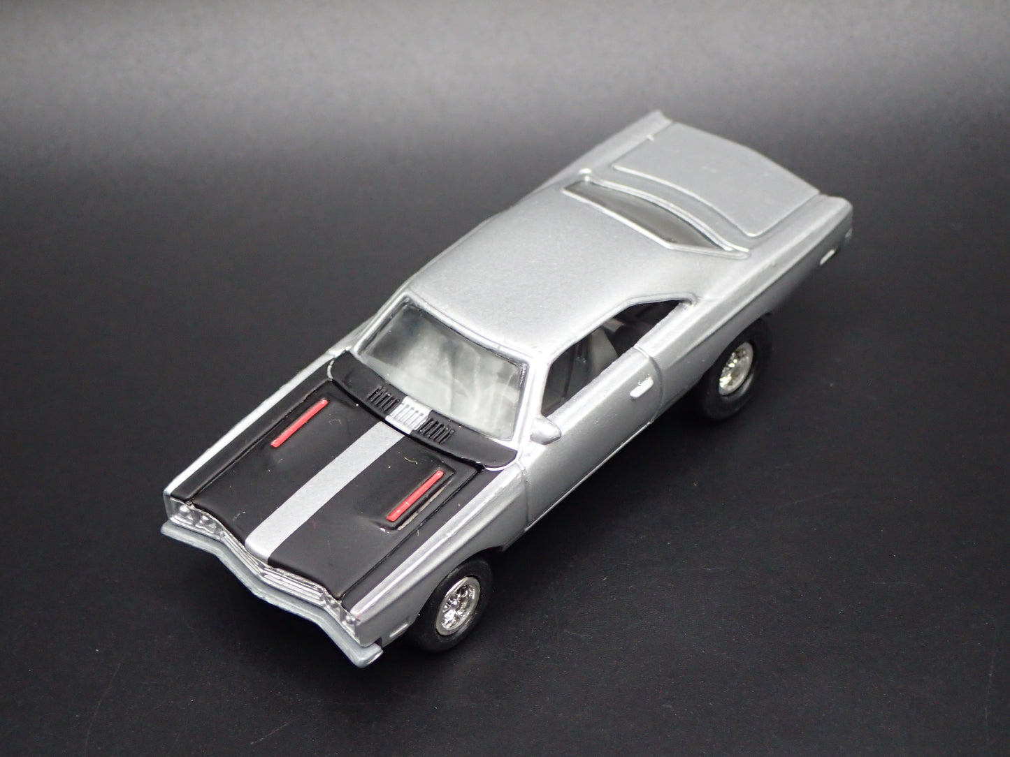 1969 69 PLYMOUTH ROAD RUNNER 1/64 SCALE COLLECTIBLE DIORAMA DIECAST MODEL CAR
