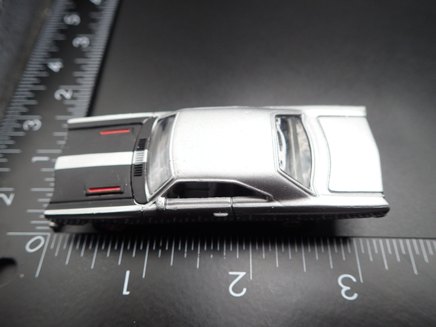 1969 69 PLYMOUTH ROAD RUNNER 1/64 SCALE COLLECTIBLE DIORAMA DIECAST MODEL CAR