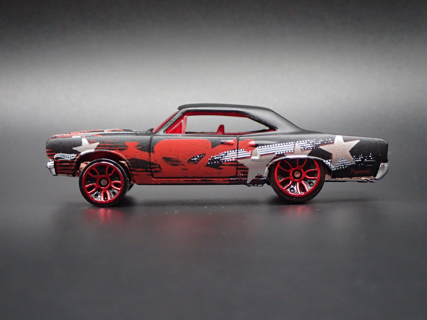 1970 70 PLYMOUTH ROAD RUNNER 1:64 SCALE COLLECTIBLE DIORAMA DIECAST MODEL CAR