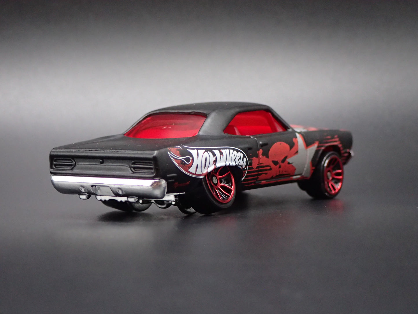 1970 70 PLYMOUTH ROAD RUNNER 1:64 SCALE COLLECTIBLE DIORAMA DIECAST MODEL CAR