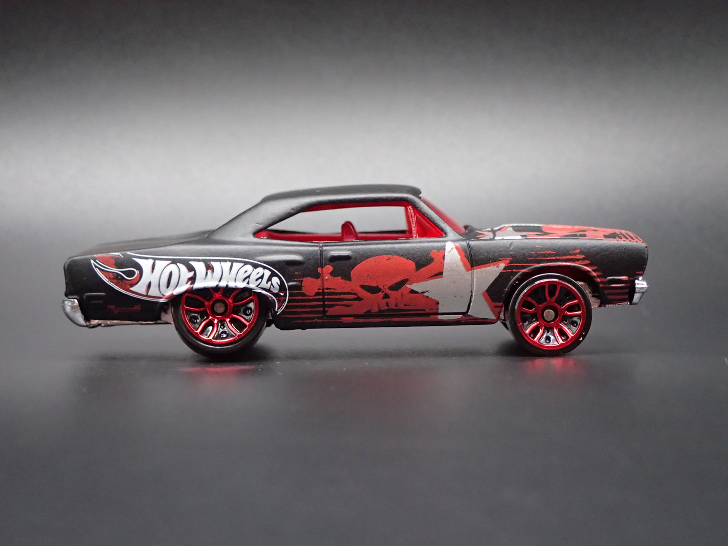 1970 70 PLYMOUTH ROAD RUNNER 1:64 SCALE COLLECTIBLE DIORAMA DIECAST MODEL CAR