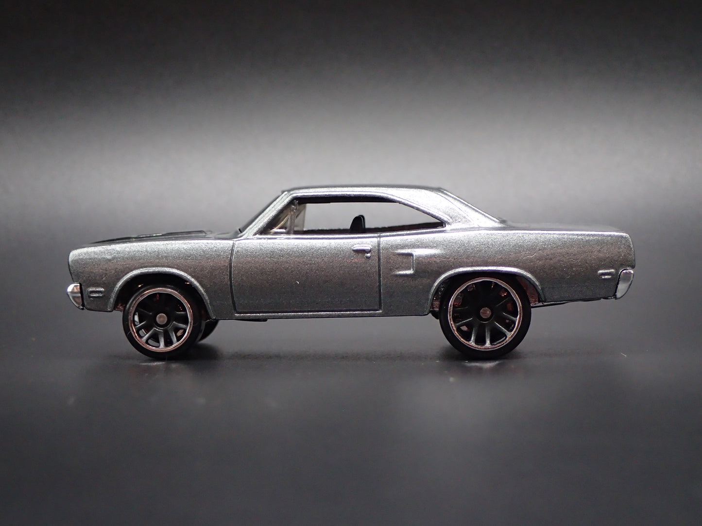 1970 70 PLYMOUTH ROAD RUNNER 1:64 SCALE COLLECTIBLE DIORAMA DIECAST MODEL CAR