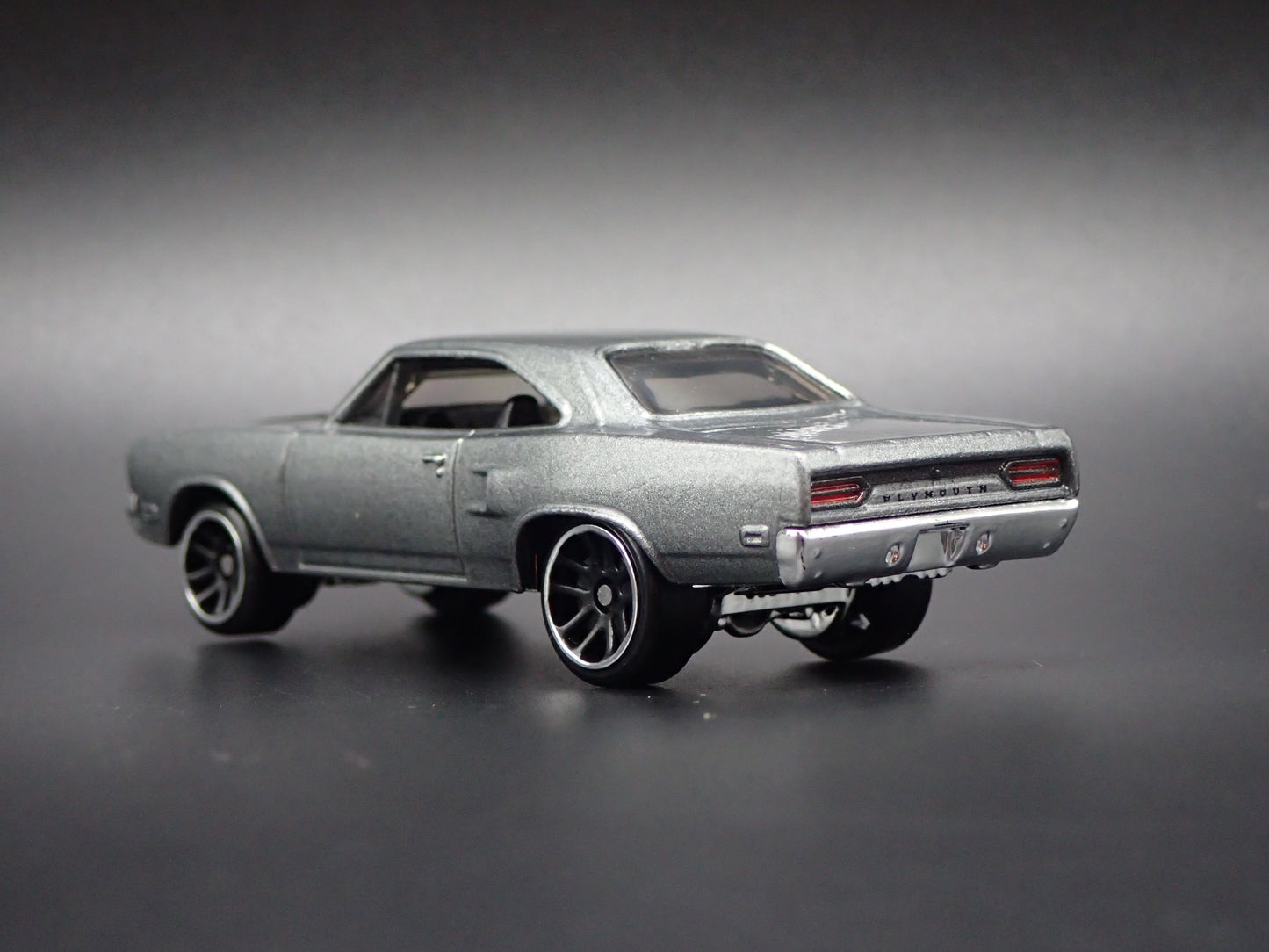 1970 70 PLYMOUTH ROAD RUNNER 1:64 SCALE COLLECTIBLE DIORAMA DIECAST MODEL CAR