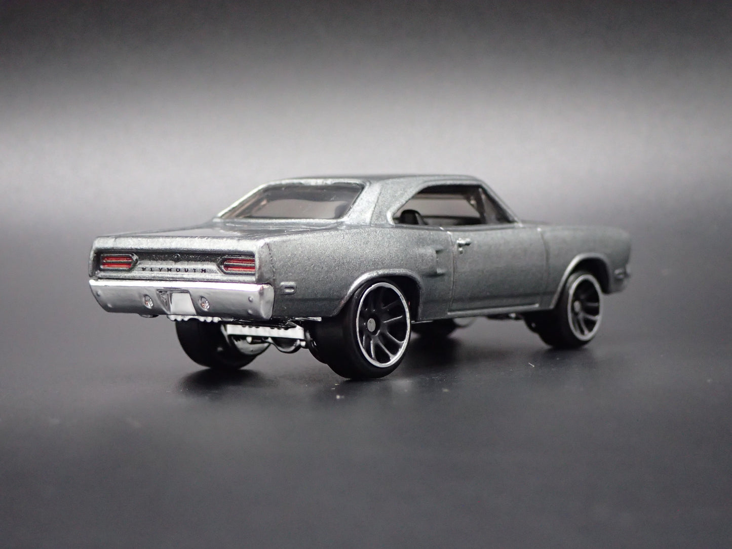 1970 70 PLYMOUTH ROAD RUNNER 1:64 SCALE COLLECTIBLE DIORAMA DIECAST MODEL CAR