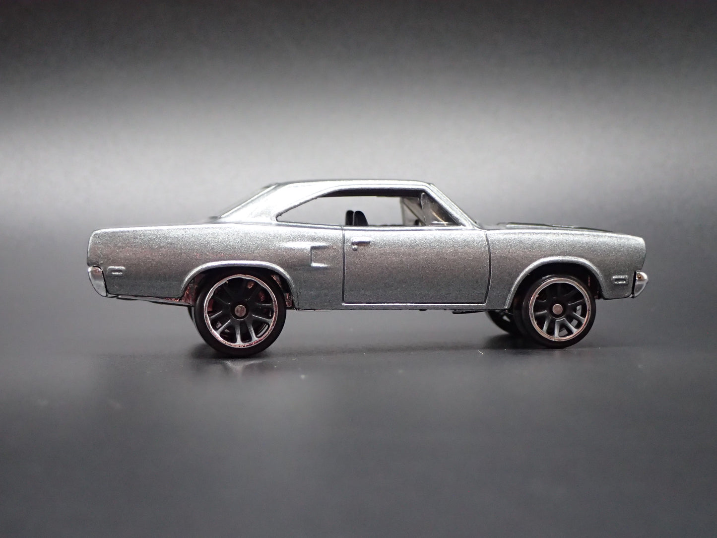 1970 70 PLYMOUTH ROAD RUNNER 1:64 SCALE COLLECTIBLE DIORAMA DIECAST MODEL CAR