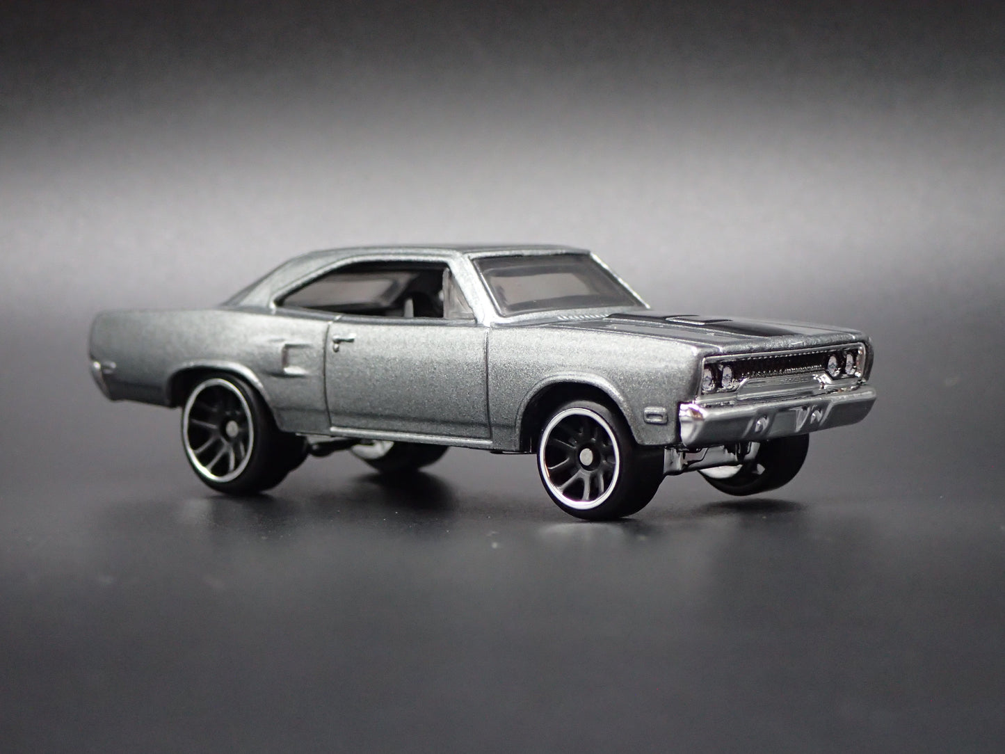 1970 70 PLYMOUTH ROAD RUNNER 1:64 SCALE COLLECTIBLE DIORAMA DIECAST MODEL CAR