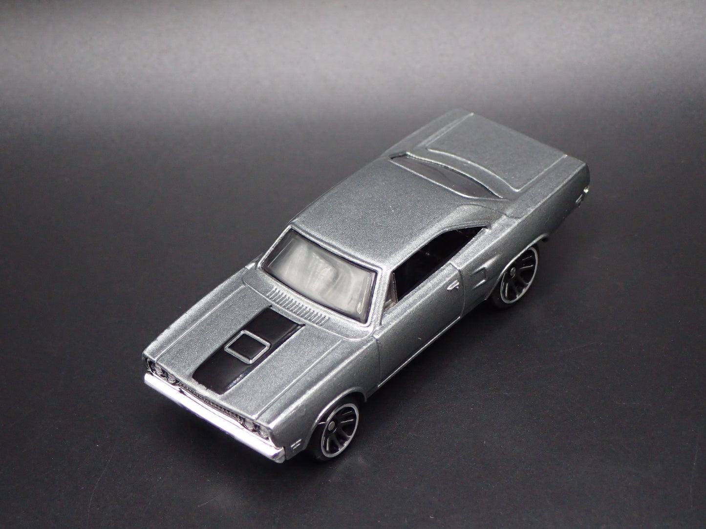 1970 70 PLYMOUTH ROAD RUNNER 1:64 SCALE COLLECTIBLE DIORAMA DIECAST MODEL CAR