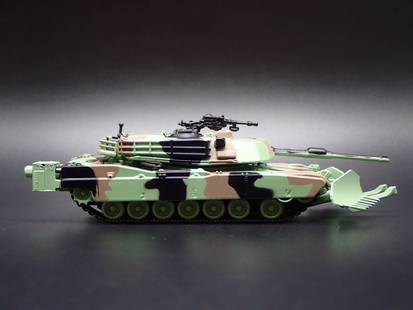 M1A1 ABRAMS TANK MILITARY GULF WAR CAMO 1:100 SCALE DIORAMA DIECAST MODEL CAR
