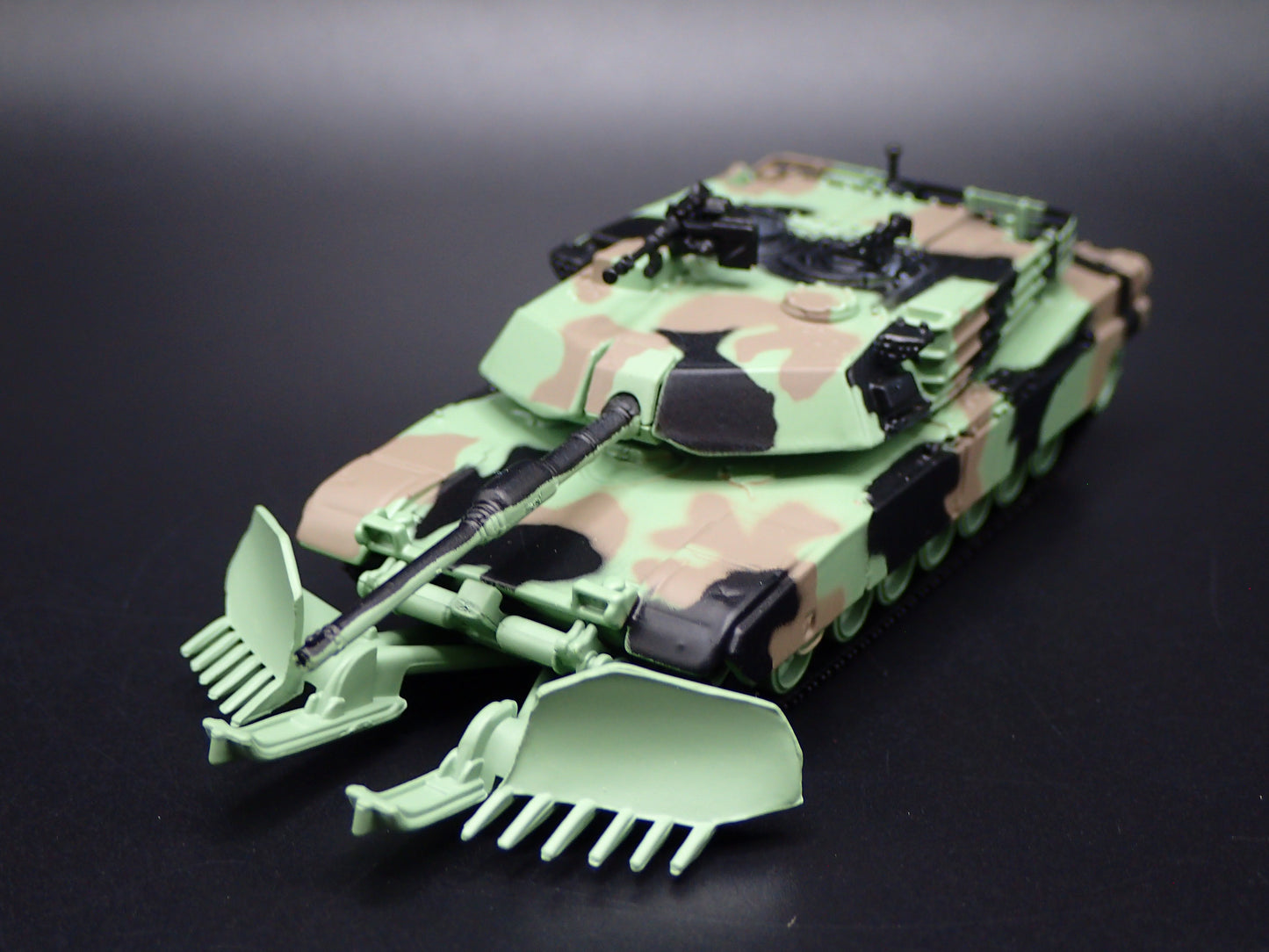 M1A1 ABRAMS TANK MILITARY GULF WAR CAMO 1:100 SCALE DIORAMA DIECAST MODEL CAR