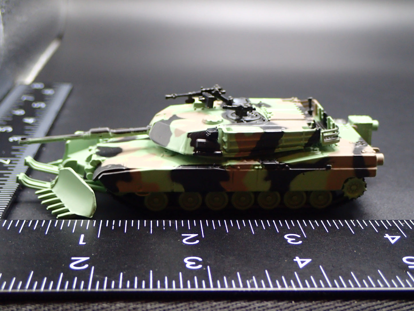 M1A1 ABRAMS TANK MILITARY GULF WAR CAMO 1:100 SCALE DIORAMA DIECAST MODEL CAR