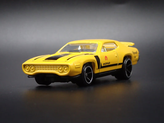 1971 71 PLYMOUTH ROAD RUNNER YELLOW  1/64 SCALE COLLECTIBLE DIECAST MODEL CAR