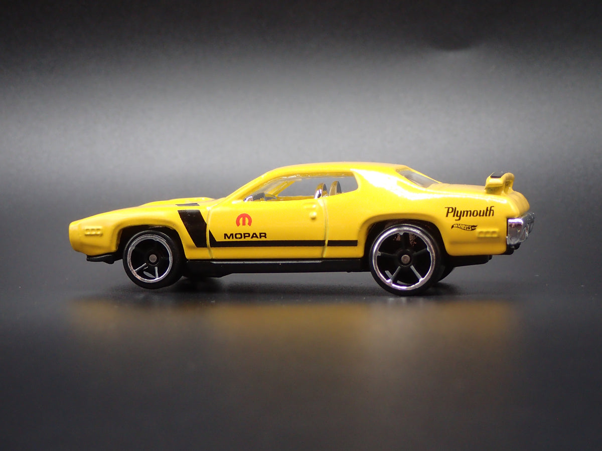 1971 71 PLYMOUTH ROAD RUNNER YELLOW  1/64 SCALE COLLECTIBLE DIECAST MODEL CAR
