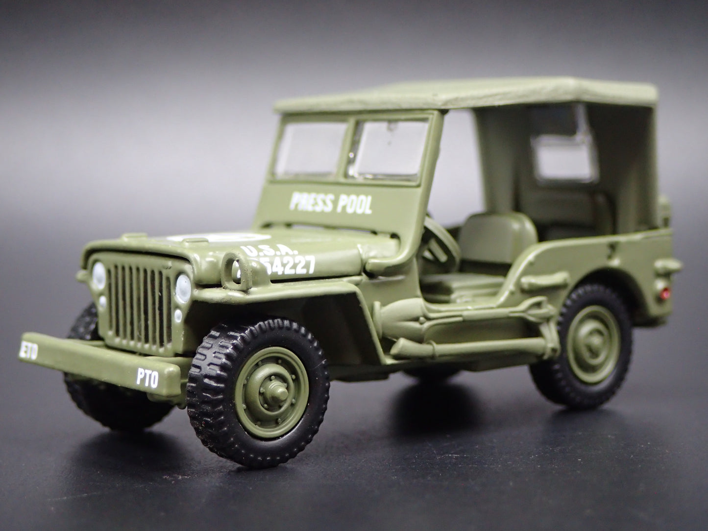 WWII WILLYS MB JEEP ARMY MILITARY ERNIE PYLE WAR CORRESPONDENT 1:64 SCALE DIECAST CAR
