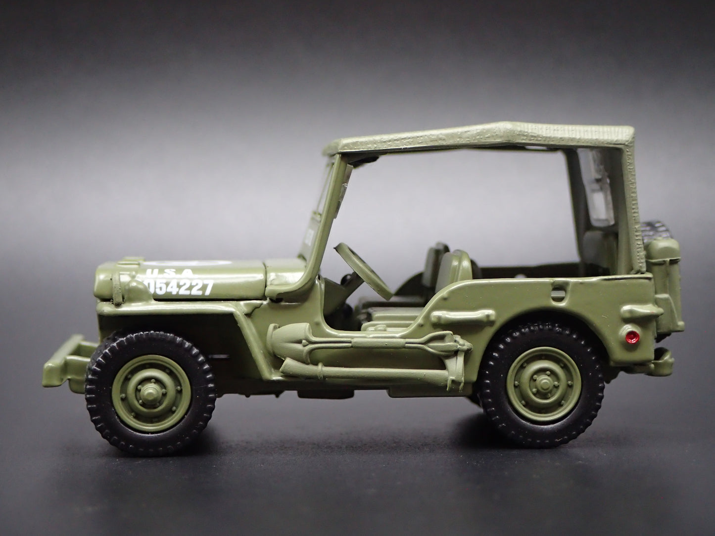 WWII WILLYS MB JEEP ARMY MILITARY ERNIE PYLE WAR CORRESPONDENT 1:64 SCALE DIECAST CAR