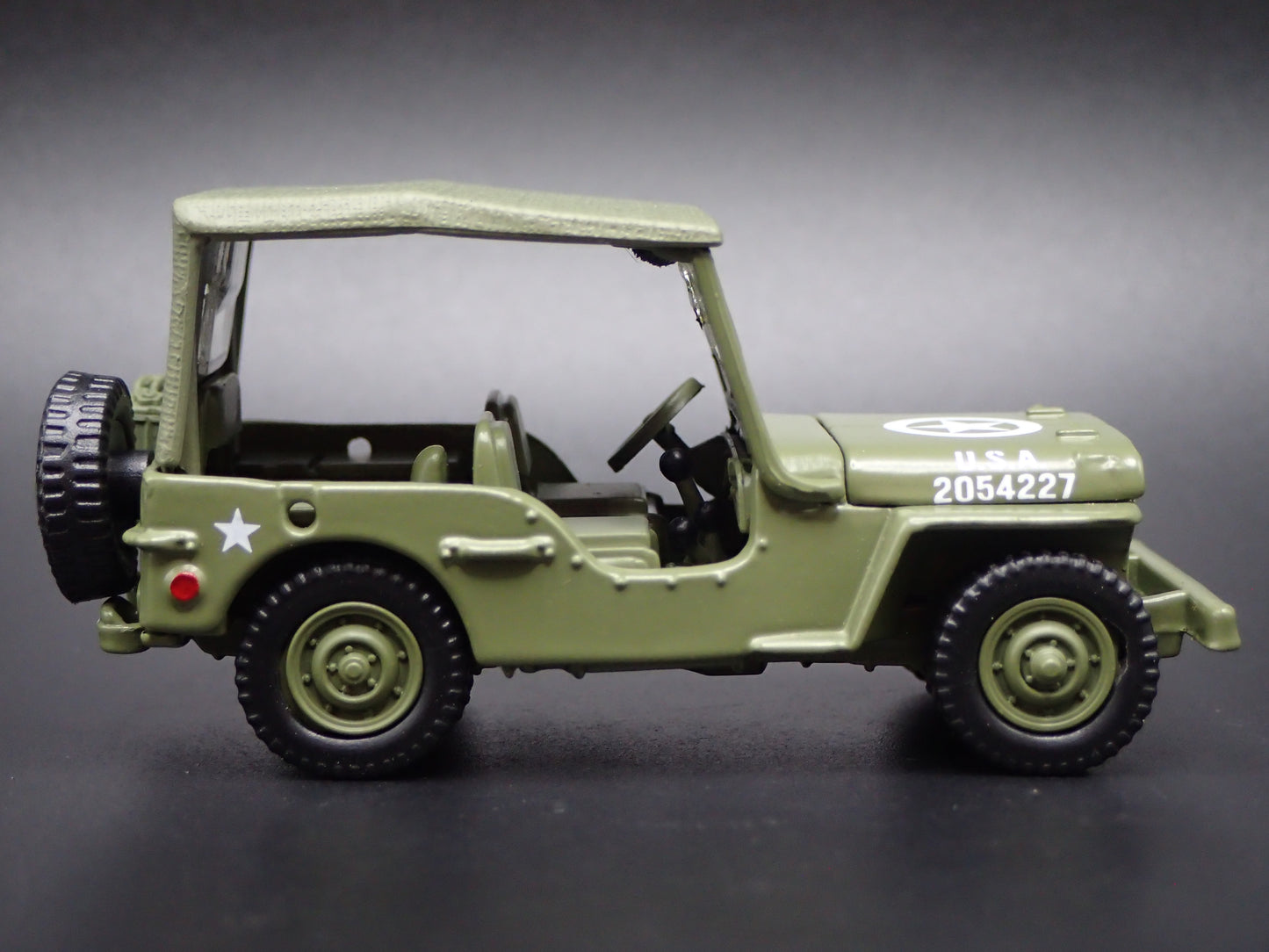 WWII WILLYS MB JEEP ARMY MILITARY ERNIE PYLE WAR CORRESPONDENT 1:64 SCALE DIECAST CAR