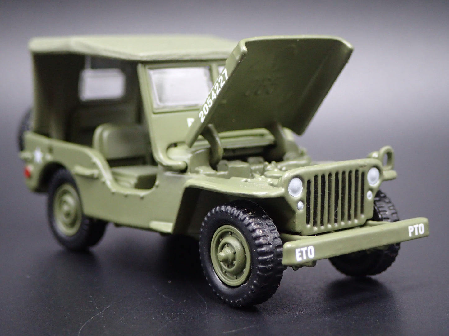 WWII WILLYS MB JEEP ARMY MILITARY ERNIE PYLE WAR CORRESPONDENT 1:64 SCALE DIECAST CAR