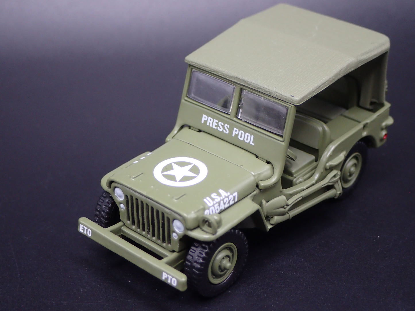 WWII WILLYS MB JEEP ARMY MILITARY ERNIE PYLE WAR CORRESPONDENT 1:64 SCALE DIECAST CAR