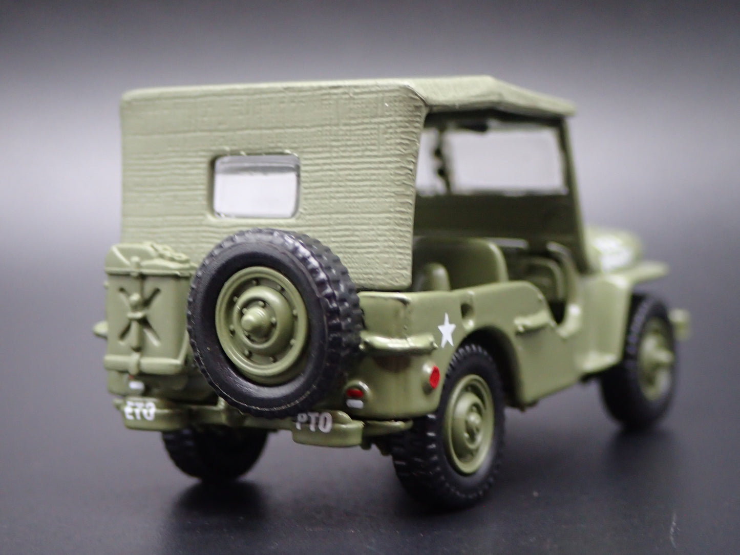 WWII WILLYS MB JEEP ARMY MILITARY ERNIE PYLE WAR CORRESPONDENT 1:64 SCALE DIECAST CAR