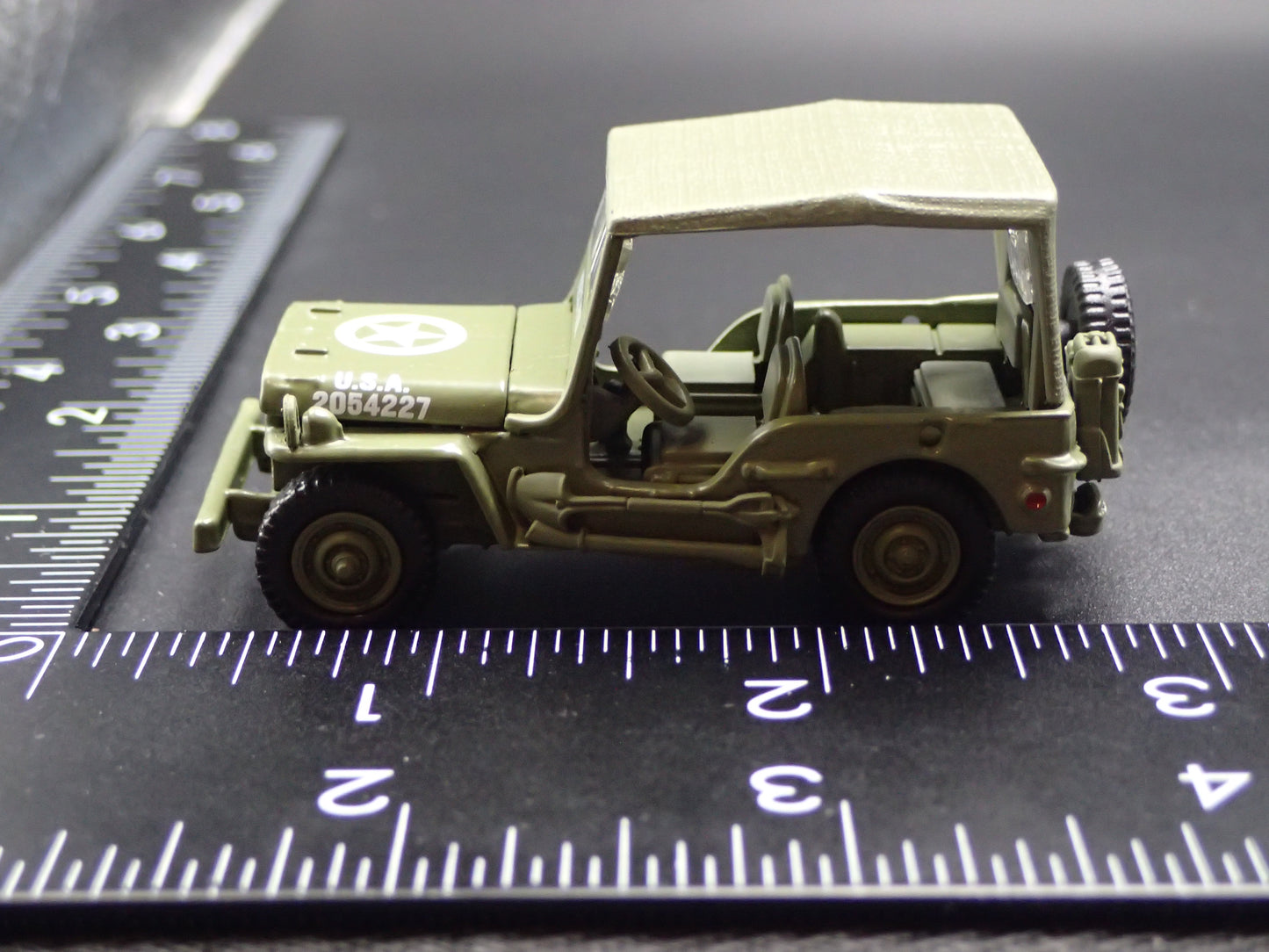WWII WILLYS MB JEEP ARMY MILITARY ERNIE PYLE WAR CORRESPONDENT 1:64 SCALE DIECAST CAR
