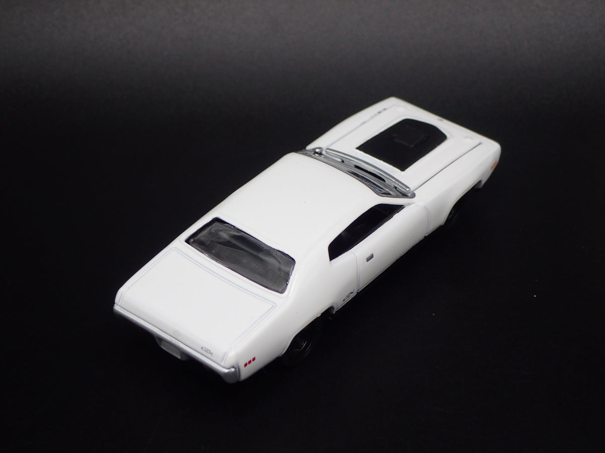 1971 71 PLYMOUTH GTX WHITE 1/64 SCALE COLLECTIBLE DIECAST MODEL CAR