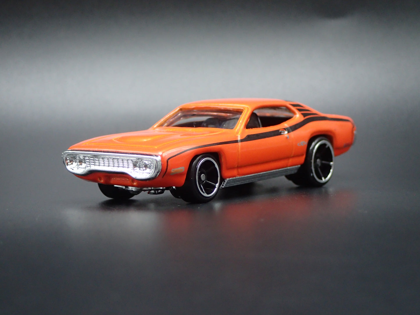 1971 71 PLYMOUTH GTX ORANGE 1/64 SCALE COLLECTIBLE DIORAMA DIECAST MODEL CAR
