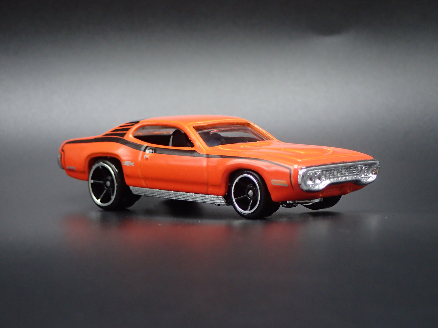 1971 71 PLYMOUTH GTX ORANGE 1/64 SCALE COLLECTIBLE DIORAMA DIECAST MODEL CAR