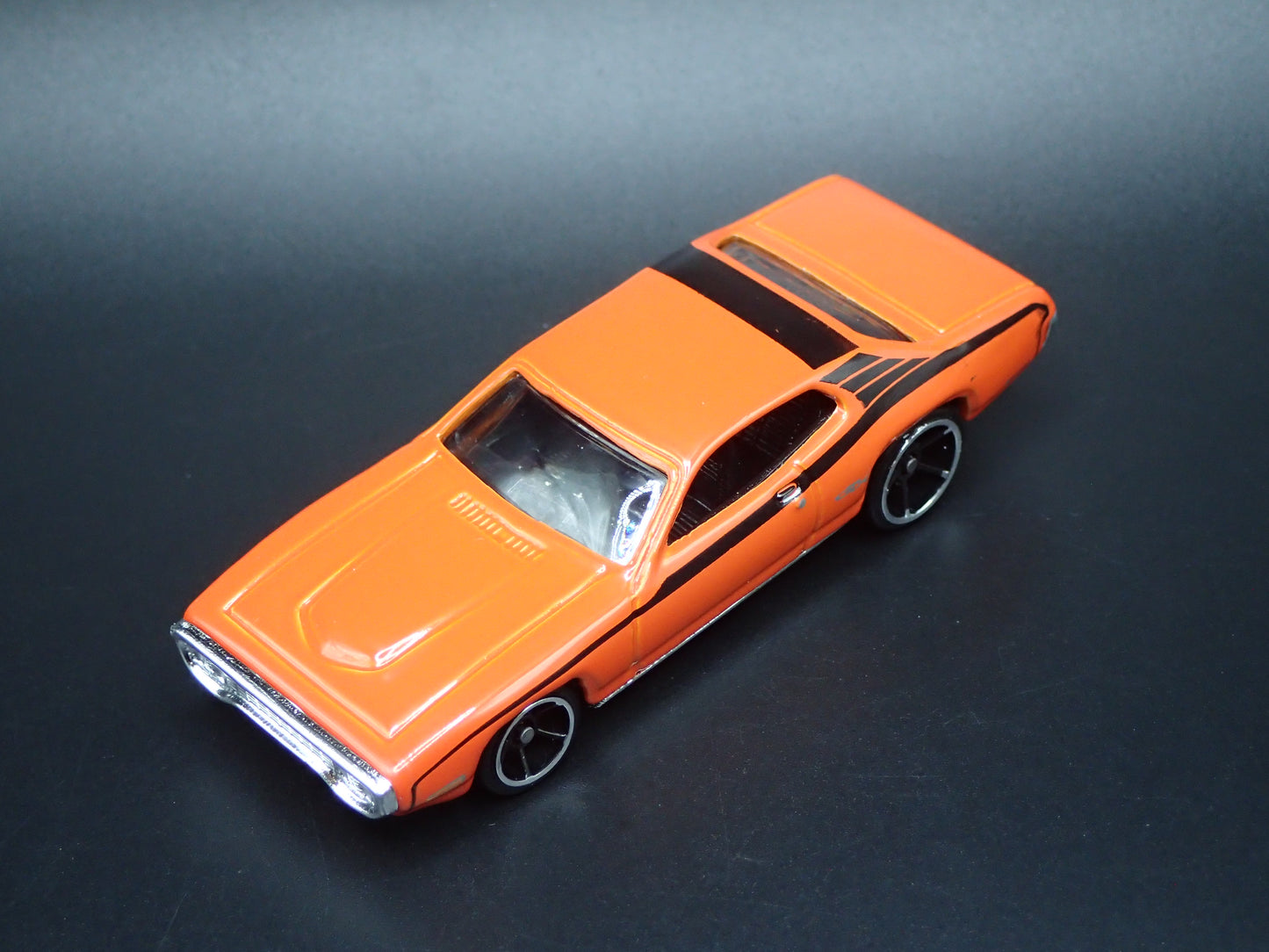 1971 71 PLYMOUTH GTX ORANGE 1/64 SCALE COLLECTIBLE DIORAMA DIECAST MODEL CAR